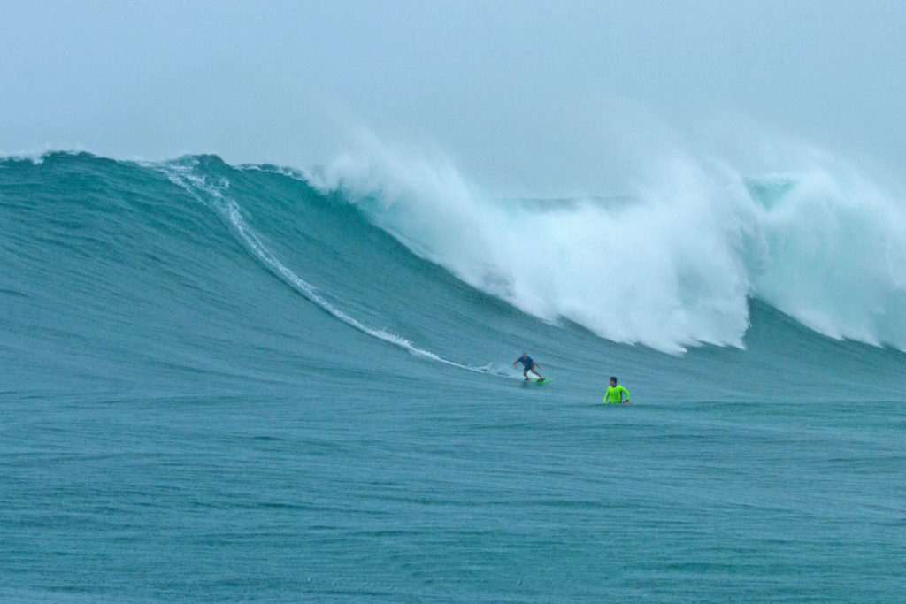 Luciano Dubiba na maior onda já registrada na Bahia. Foto: Xande Guedes