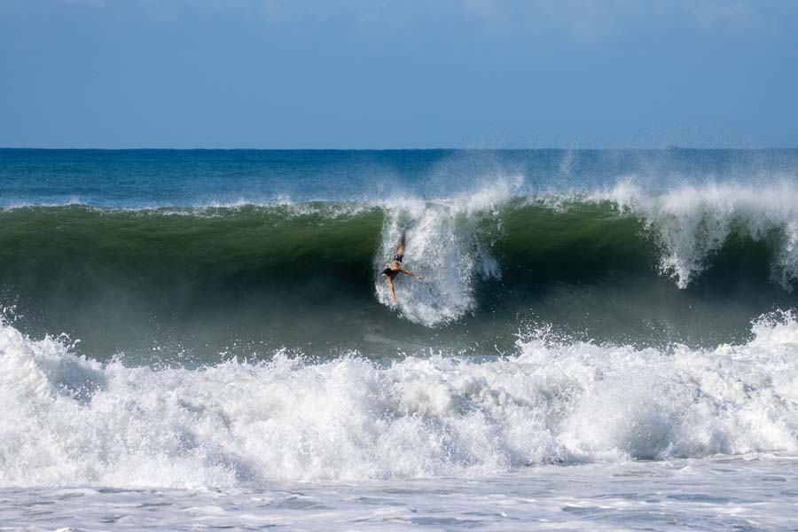 Surfe de peito, o esporte que faz do corpo uma prancha