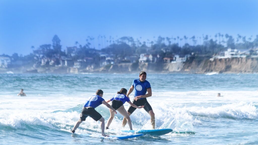 Com aulas de surfe para iniciantes e intermediários, a Pacific Surf School já contou com mais de 200 mil alunos desde a sua fundação, em 1997. Foto: Divulgação